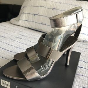 TAHARI Pewter heels 👠 size 9